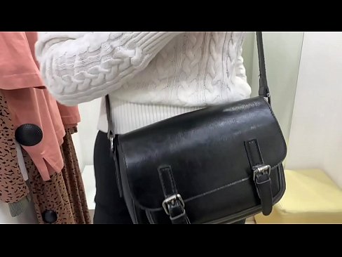 ❤️ فٹنگ روم میں ڈلڈو کے ساتھ نوجوان کتیا فیرل بیری کی عوامی مشت زنی ☑ مقعد فحش